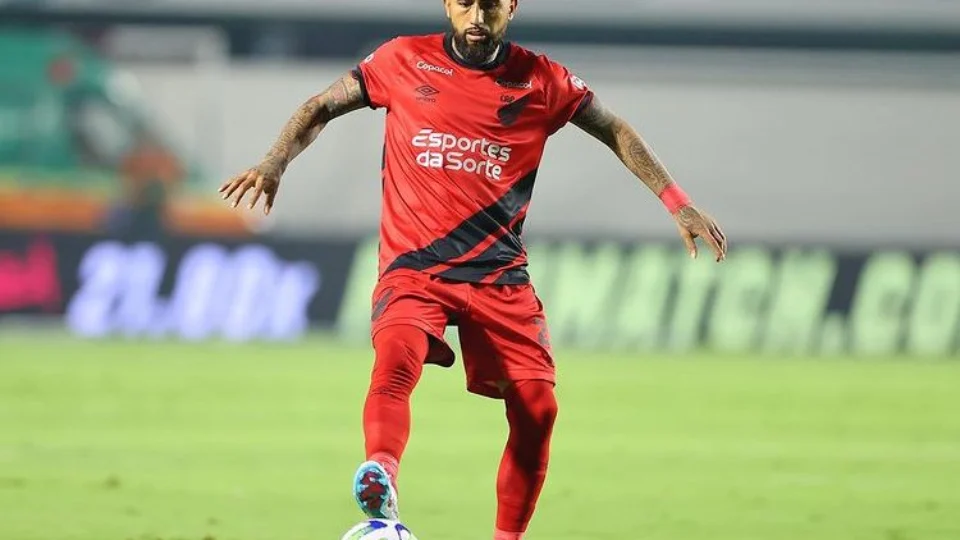 ‘Carecas são complicados’, diz Arturo Vidal em live nas redes sociais