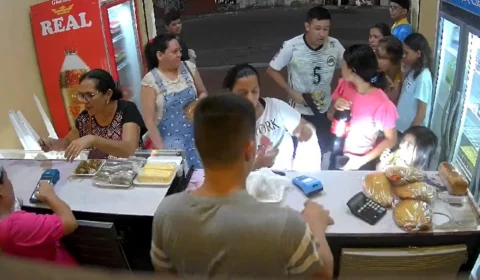 VÍDEO: homem armado assalta clientes de padaria no São Raimundo, Zona Oeste de Manaus