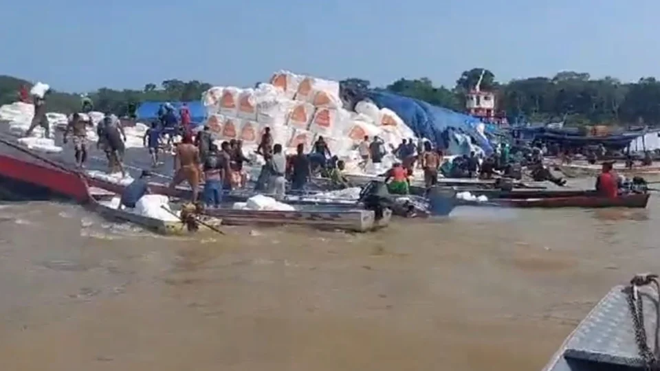 VÍDEO: barco afunda após ficar preso em banco de areia em rio no AM