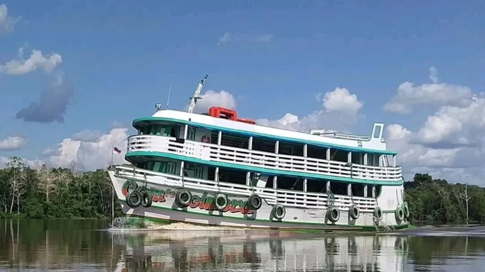 Embarcação naufraga em Itacoatiara-AM após ventania neste sábado, 16