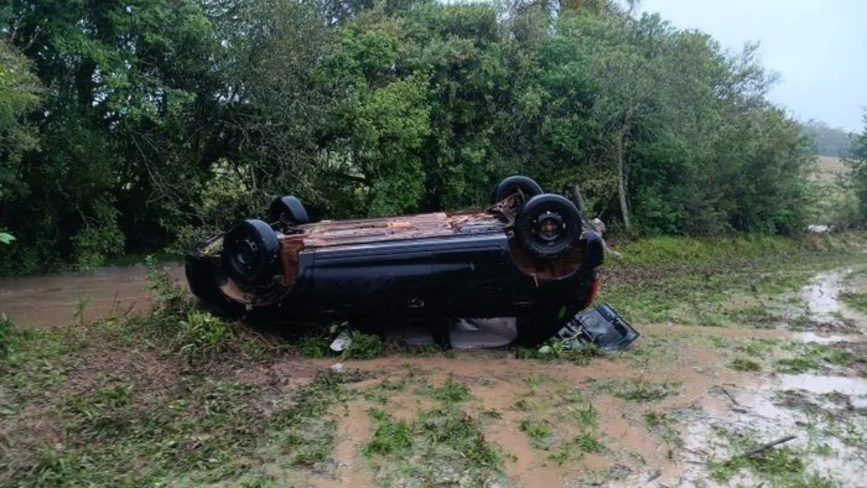 Idosa não consegue sair de carro em correnteza e morre afogada no RS