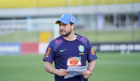 Técnico Arthur Elias celebra período de treinos com seleção feminina