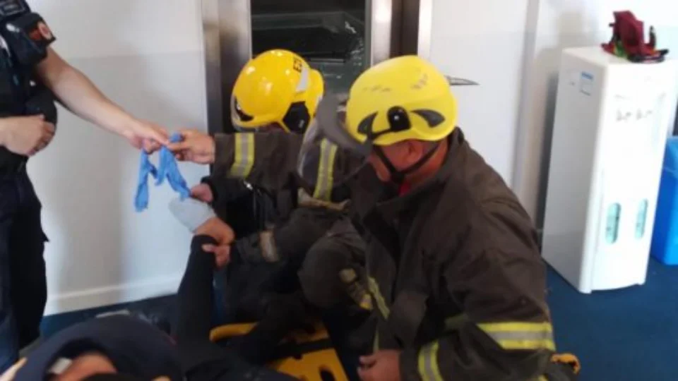 Elevador despenca e deixa mulher com fraturas em Florianópolis
