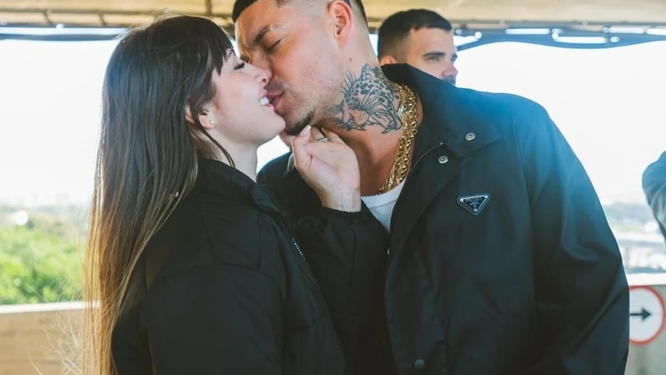 Filipe Ret e namorada amazonense são vistos com mão ‘boba’ em aeroporto do RJ