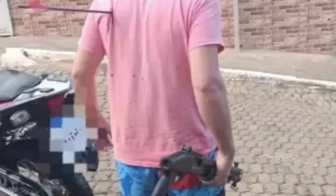 Briga de vizinhos termina com flecha cravada nas costas de homem em MG