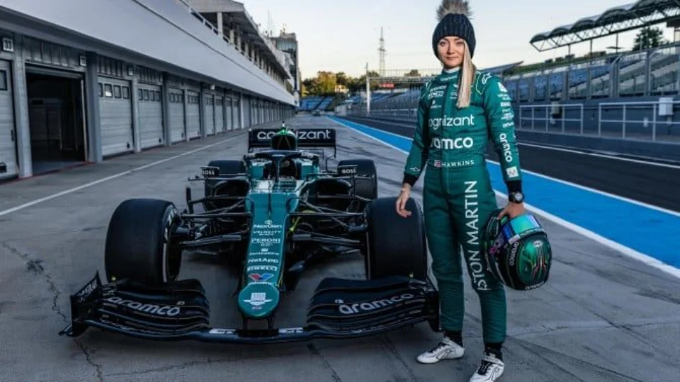 Piloto britânica é 1ª mulher a testar carro de F1, após quase 5 anos