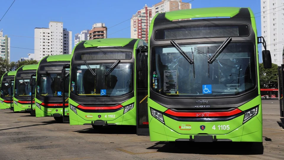 Frota de ônibus elétricos começa circular em São Paulo