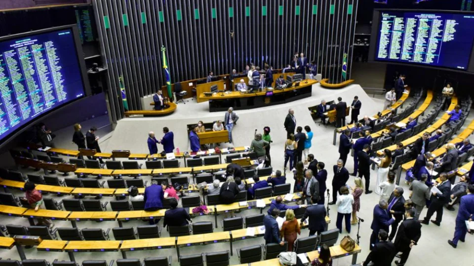 Projeto que limita rotativo do cartão de crédito é aprovado pela Câmara