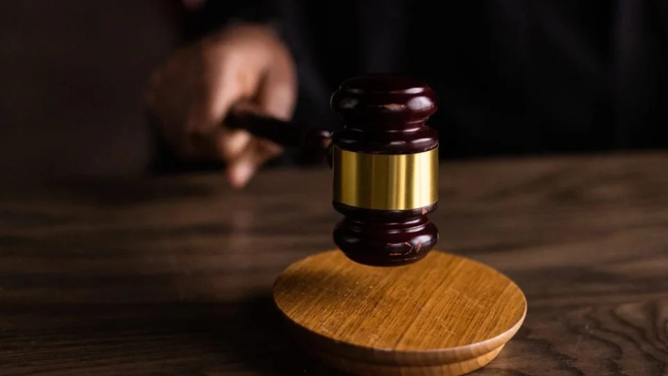 Filhos pedem interdição de idoso que transferiu R$ 190 mil para namorada no DF