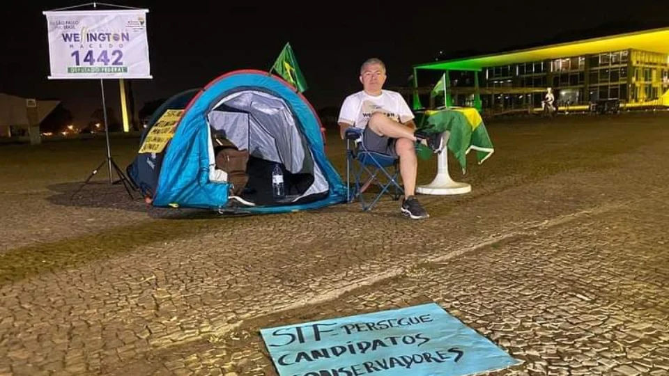 Jornalista, ligado ao atentado com bomba no aeroporto, chega à Brasília