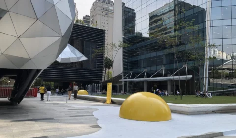 Ovos fritos gigantes em SP: intervenção chama atenção para crise climática