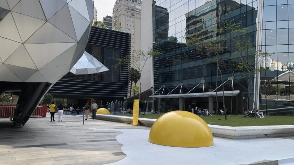 Ovos fritos gigantes em SP: intervenção chama atenção para crise climática