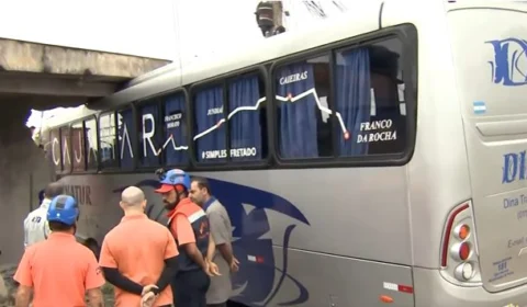 Ônibus perde o controle e invade duas casas na Grande São Paulo