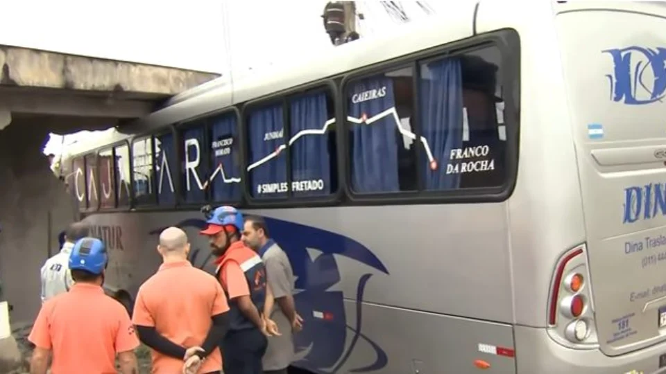 Ônibus perde o controle e invade duas casas na Grande São Paulo