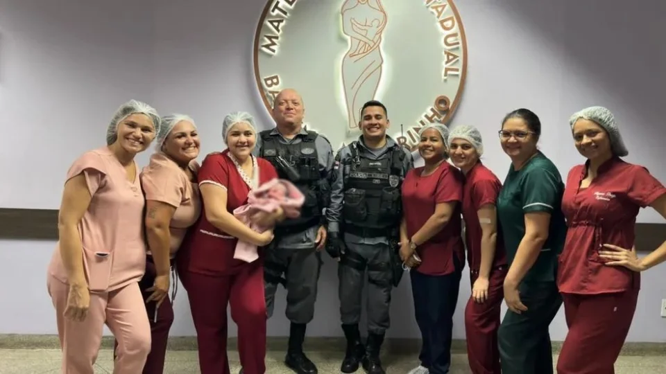 Parto em casa: PMs atendem chamado de moradores durante patrulha em Manaus