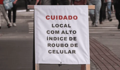 Av. Faria Lima expõe placas em SP: ‘Local com alto índice de roubo de celular’