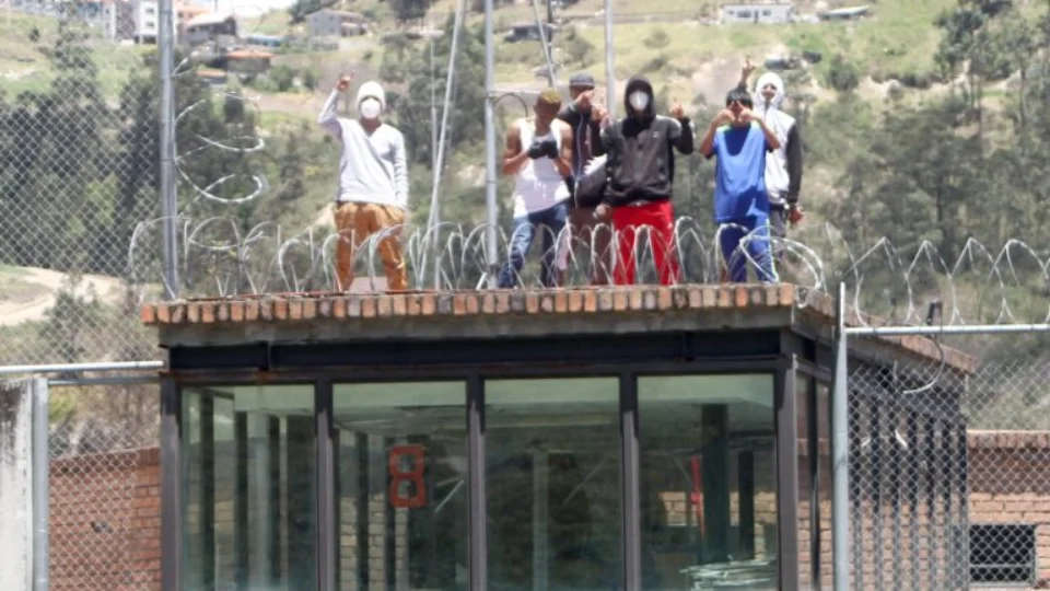 Equador: presos mantêm 57 guardas e policiais reféns em protesto