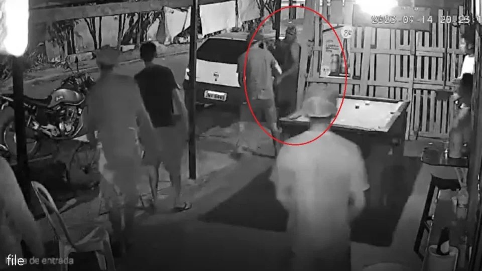 VÍDEO: homem foge para banheiro de bar após ser baleado em Manacapuru-AM