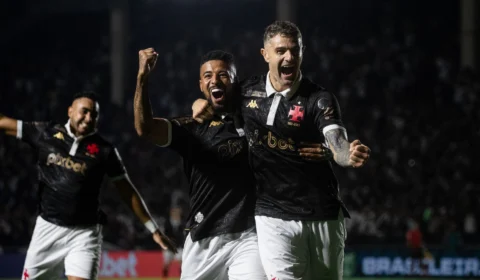 Vasco goleia Coritiba por 5 a 0 na volta da torcida a São Januário