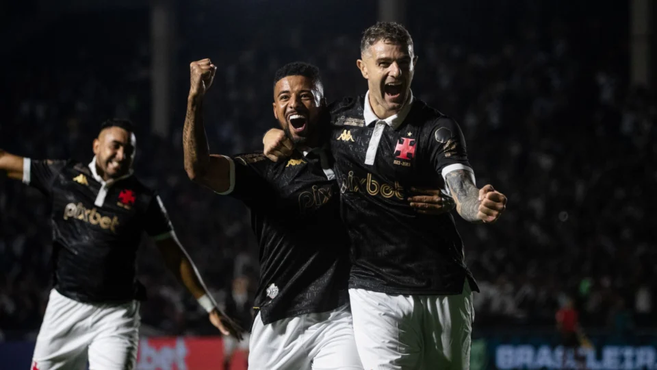 Vasco goleia Coritiba por 5 a 0 na volta da torcida a São Januário