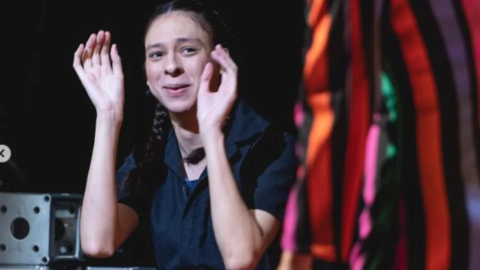 Quem é Victor Meyniel? Conheça ator espancado por ficante no Rio de Janeiro