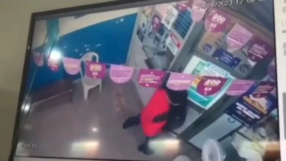 VÍDEO: homem recebe tiro no rosto durante assalto em lotérica de Jutaí-AM