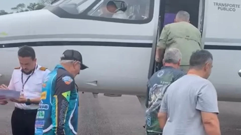 Vídeo mostra turistas entrando na aeronave momentos antes de cair em Barcelos, no AM