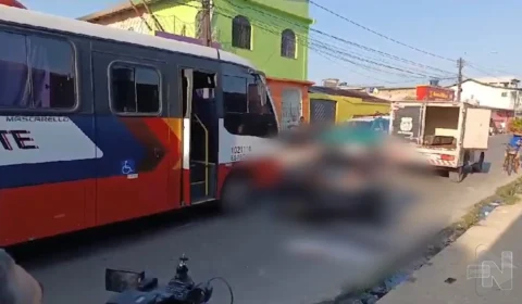VÍDEO: vigilante morre ao ser atropelado por micro-ônibus em cruzamento