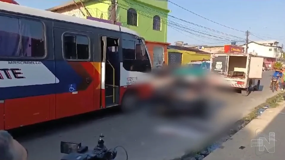 VÍDEO: vigilante morre ao ser atropelado por micro-ônibus em cruzamento
