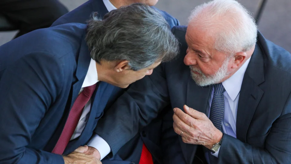 Declarações de Lula sobre a meta fiscal gera constrangimento a Haddad