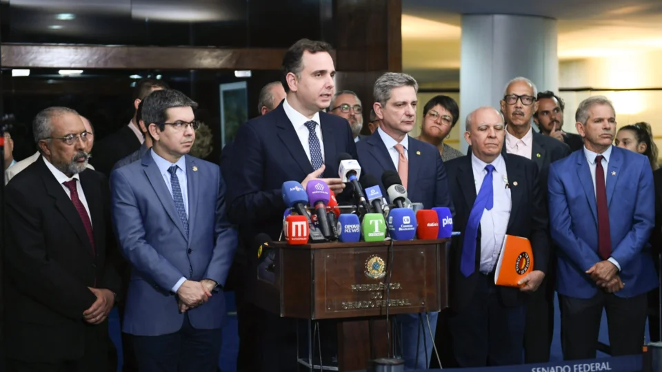 Rodrigo Pacheco recebe proposta de financiamento de sindicatos