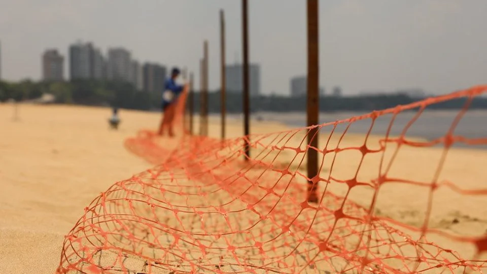 Cerquite é instalada para impedir banho de rio na praia da Ponta Negra