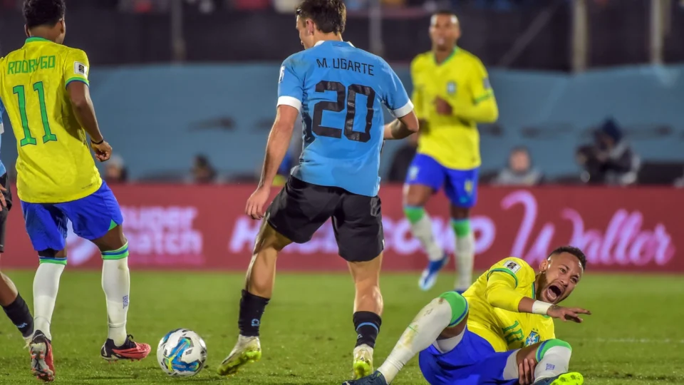 Brasil perde para o Uruguai e vê Neymar sair machucado