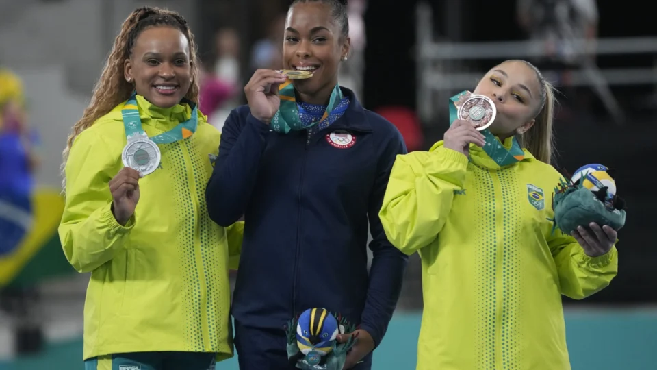Rebeca fica com prata e Flávia Saraiva é bronze no Pan de Santiago 