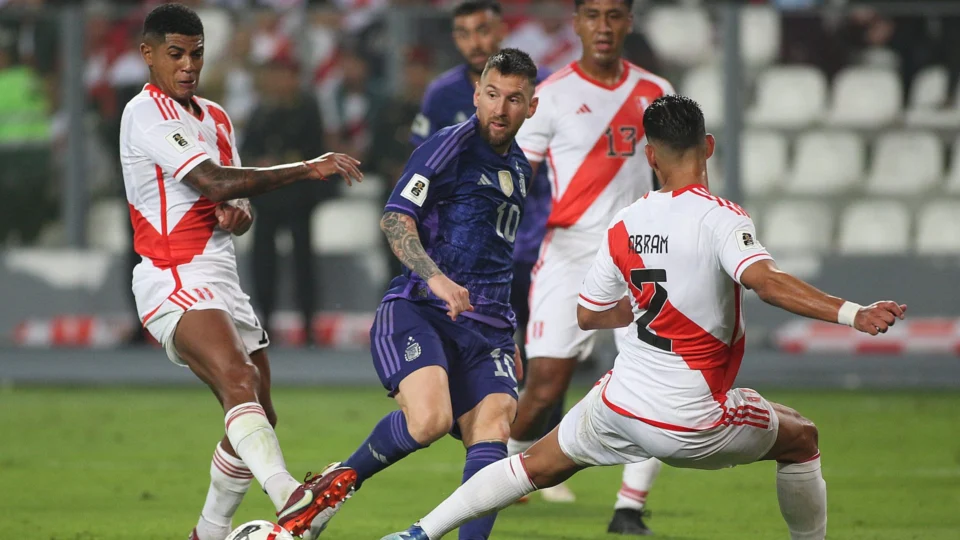 Argentina vence Peru com dois gols de Messi e mantém 100% de aproveitamento
