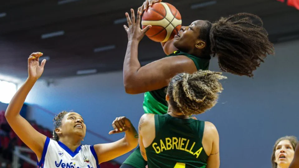 Brasil vence Venezuela e garante vaga na semifinal do basquete feminino
