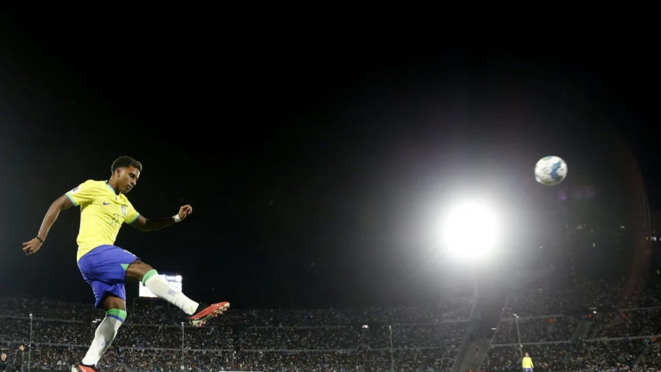 Seleção masculina mantém 3º lugar no ranking da Fifa; veja top 10