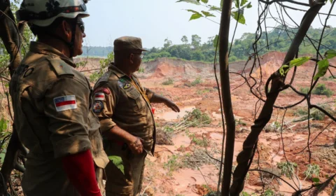 Bombeiros e Defesa Civil analisam margens do rio após mortes em queda de barranco em Beruri-AM