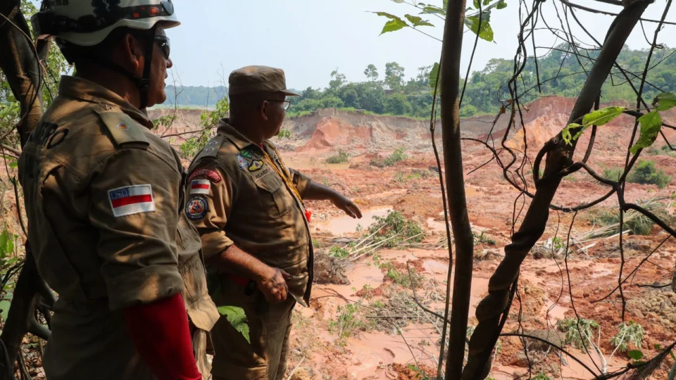 Bombeiros e Defesa Civil analisam margens do rio após mortes em queda de barranco em Beruri-AM