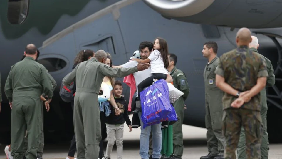 Brasileiros recebem auxílio psicológico ao retornarem de Israel e Gaza