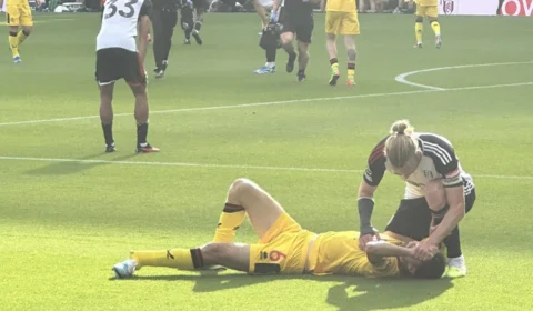 VÍDEO: Zagueiro do Sheffield sofre lesão grave durante jogo na Premier League