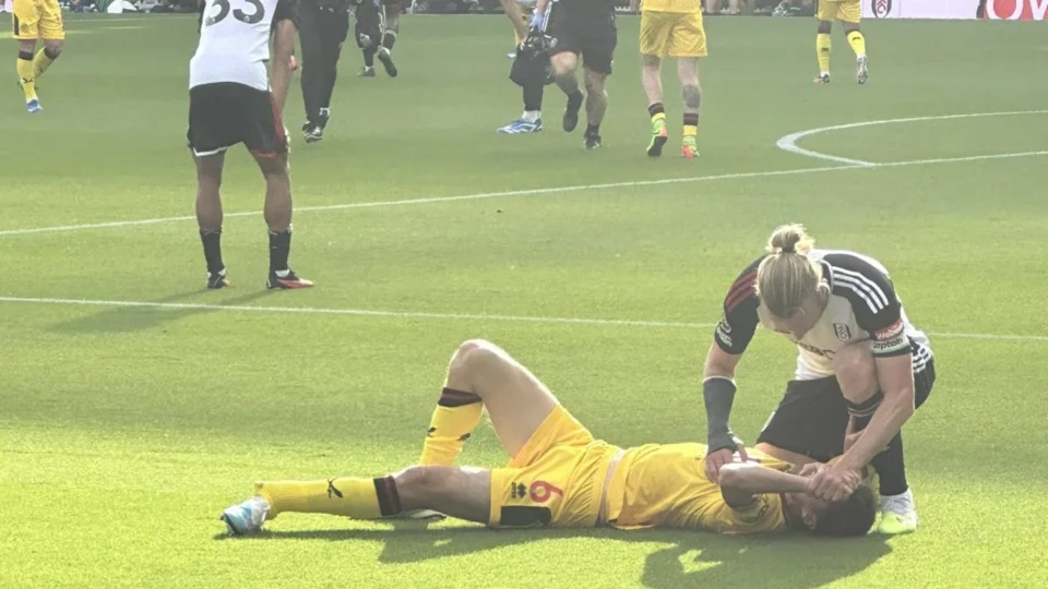 VÍDEO: Zagueiro do Sheffield sofre lesão grave durante jogo na Premier League