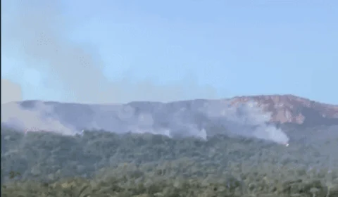 Moradores e turistas sofrem com incêndios florestais no Tepequém em RR