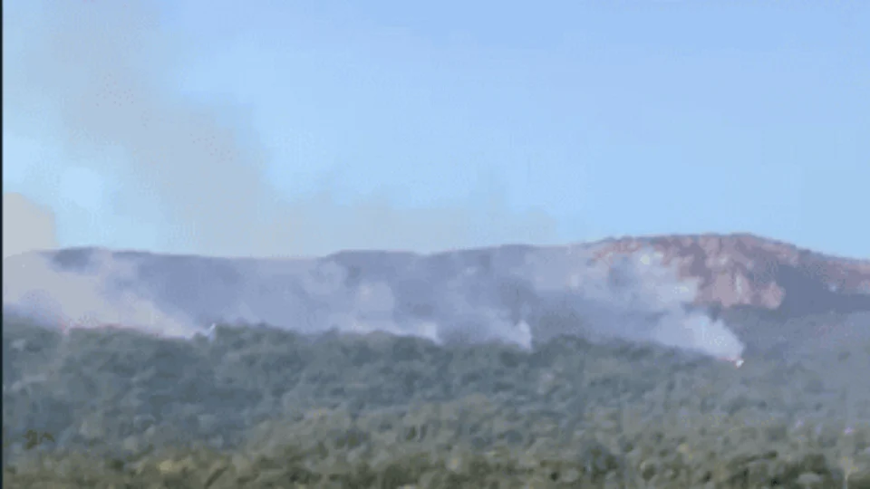 Moradores e turistas sofrem com incêndios florestais no Tepequém em RR