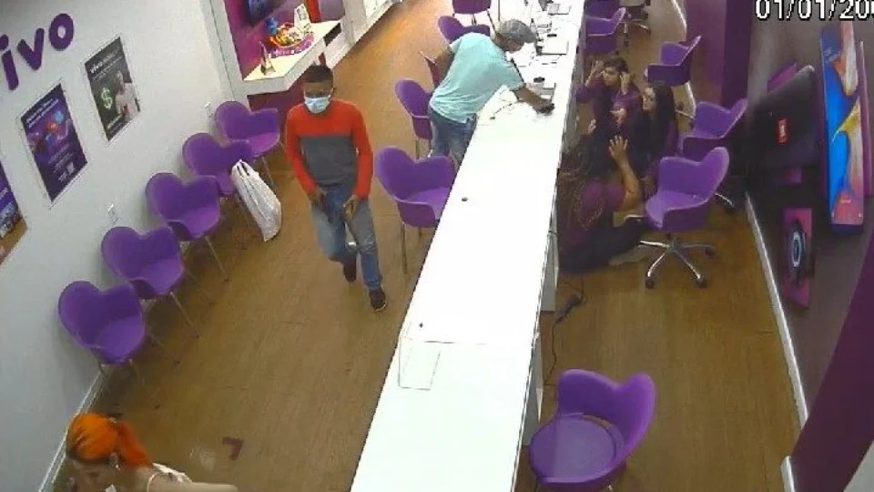 VÍDEO: dupla rouba cerca de 40 celulares de loja no Centro de Manaus 