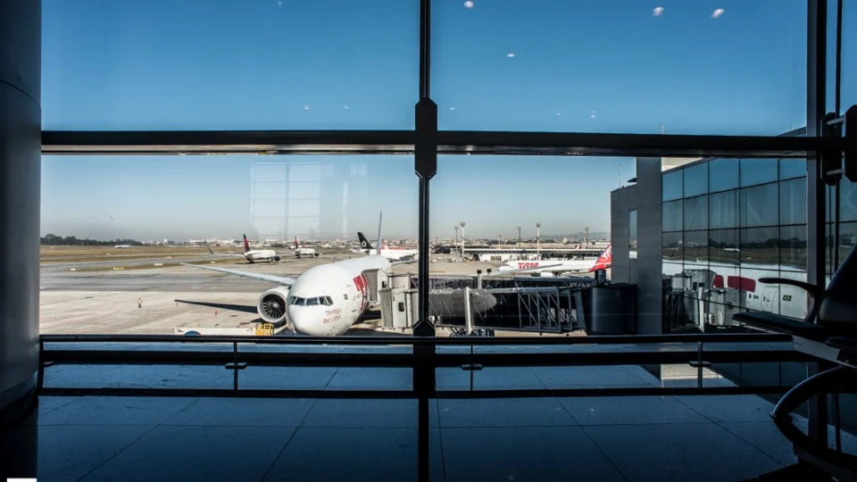 ‘Deboche’ de passageiro sobre bomba faz PF isolar avião em Guarulhos