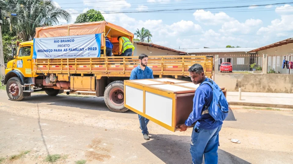 Rio Branco inicia entrega de móveis para famílias afetadas por alagação