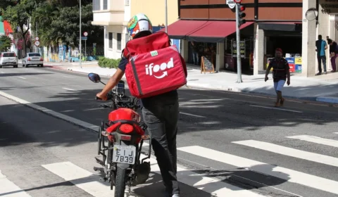 Entrega por app: renda média de trabalhadores é abaixo de R$ 9/h em 2022