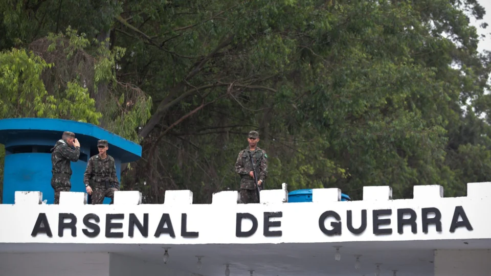 Exército investiga 20 militares por furto de armas no arsenal de Barueri