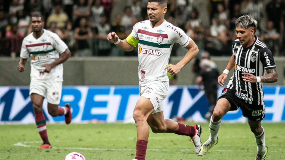 Com dois gols de Paulinho, Atlético-MG vence reservas do Flu e entra no G-6